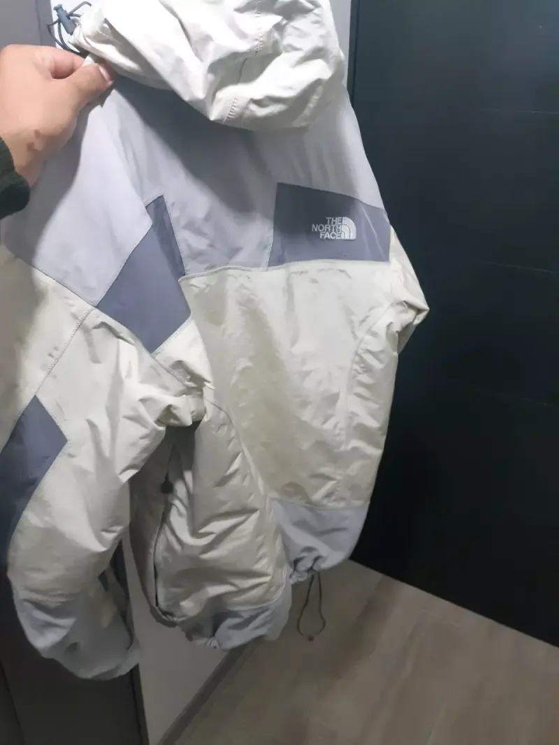 Chaqueta impermeable The North Face beige y gris - 4