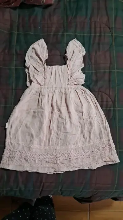 Vestido de niña rosa con volantes - miniatura 2
