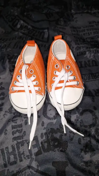 Zapatillas de bebé naranjas con diseño casual - miniatura 1