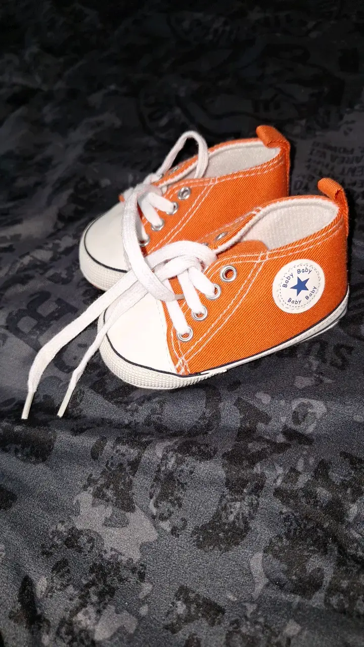 Zapatillas de bebé naranjas con diseño casual - 2