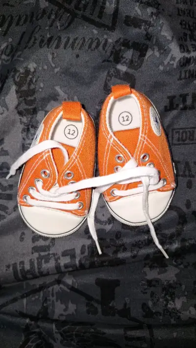 Zapatillas de bebé naranjas con diseño casual - miniatura 3