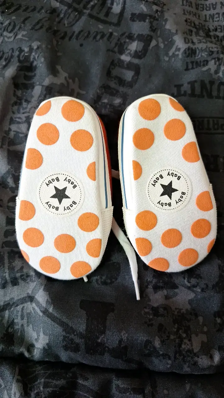 Zapatillas de bebé naranjas con diseño casual - 4