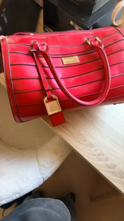Bolso de mano rojo elegante con detalles dorados - miniatura 1