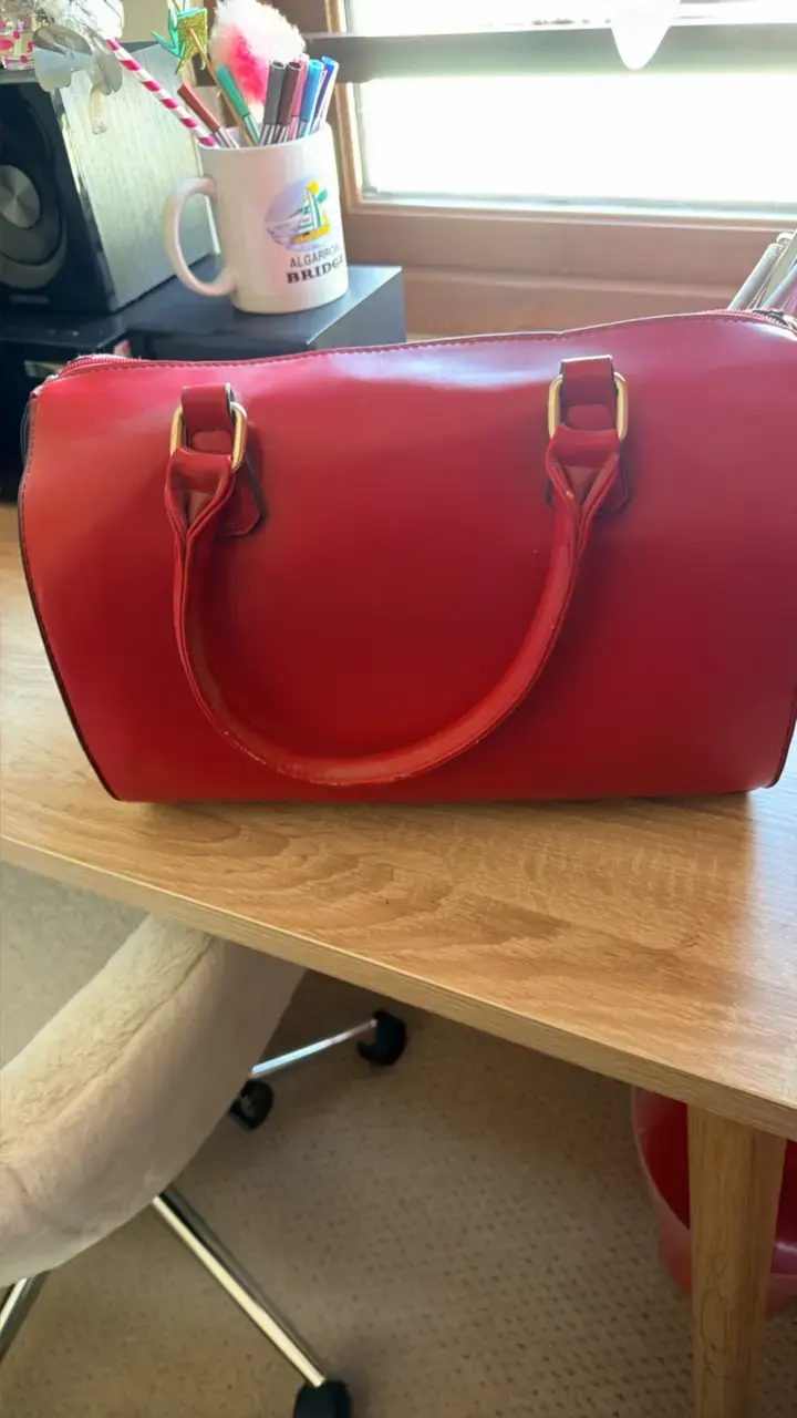 Bolso de mano rojo elegante con detalles dorados - 3