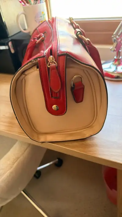 Bolso de mano rojo elegante con detalles dorados - miniatura 4