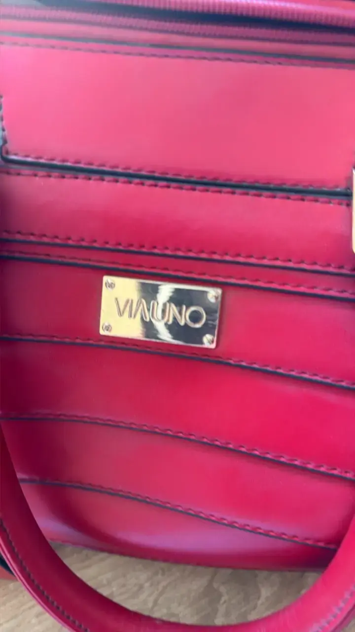 Bolso de mano rojo elegante con detalles dorados - 5