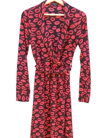 Vestido largo estampado de labios rojo y negro - miniatura 2