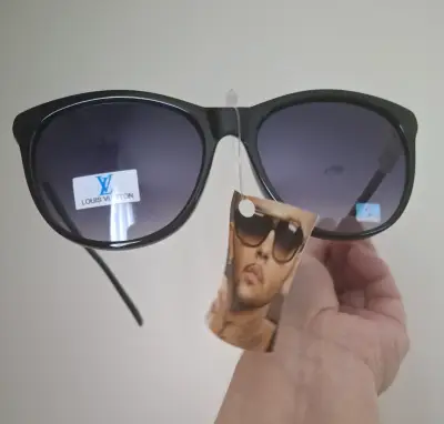 Gafas de Sol estilo Louis Vuitton Negras - miniatura 1