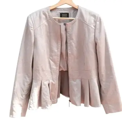 Chaqueta beige con diseño plisado para mujer - miniatura 1