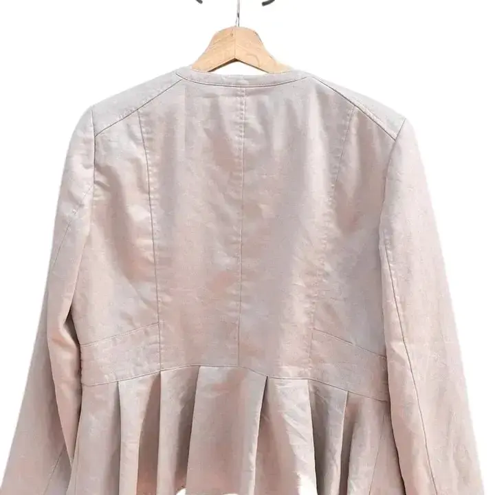 Chaqueta beige con diseño plisado para mujer - 2