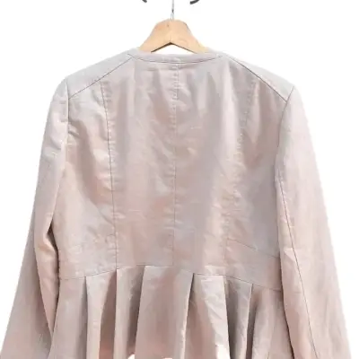 Chaqueta beige con diseño plisado para mujer - miniatura 2