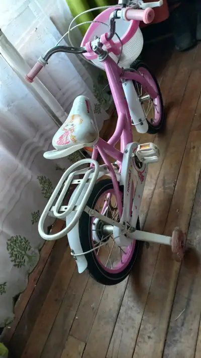 Bicicleta infantil rosa con ruedas de entrenamient - miniatura 5