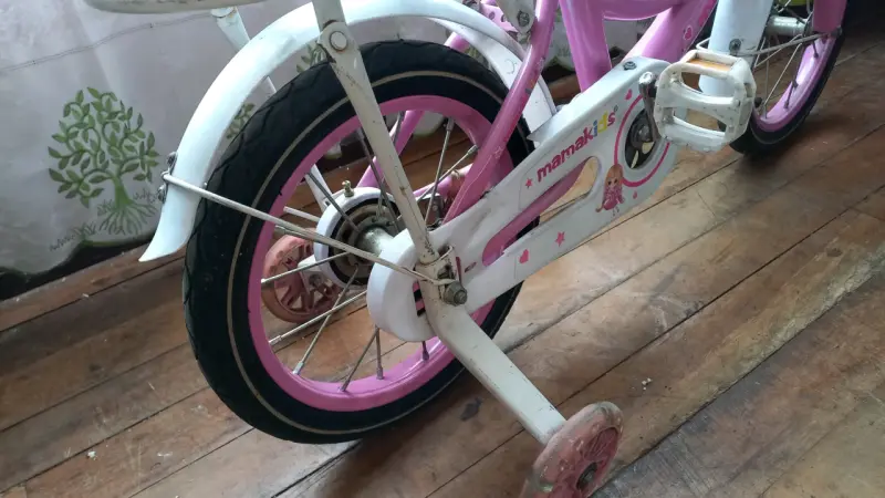 Bicicleta infantil rosa con ruedas de entrenamient - 6