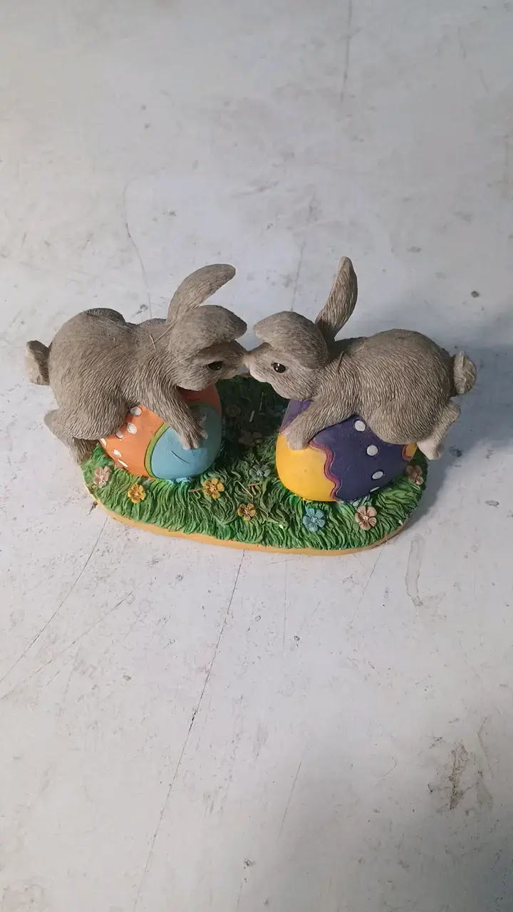 Figura decorativa de conejos con huevos de Pascua