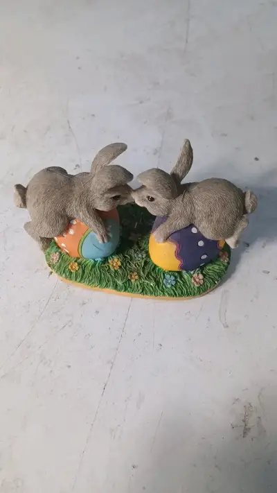 Figura decorativa de conejos con huevos de Pascua - miniatura 1