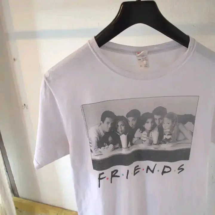 Polera blanca Friends con estampado