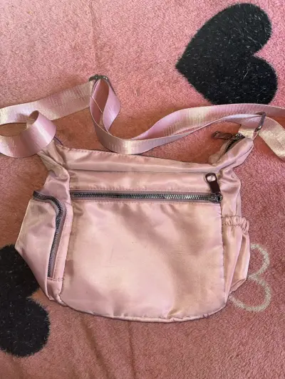 Bolso rosado con diseño acolchado - miniatura 2