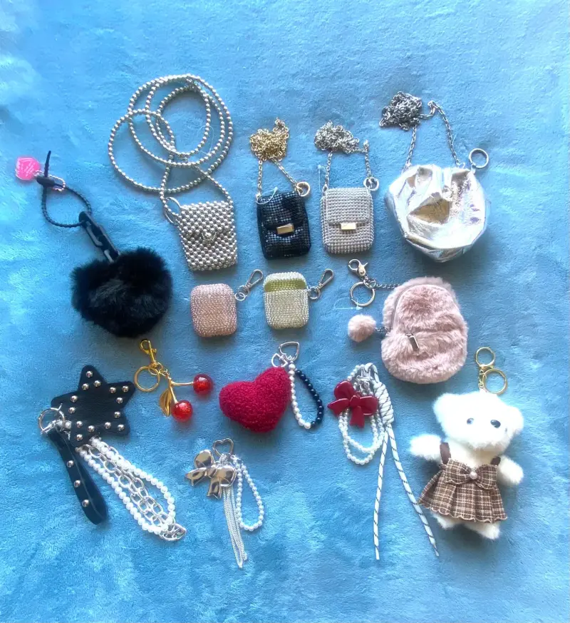 Set de llaveros y colgantes decorativos variados - 2