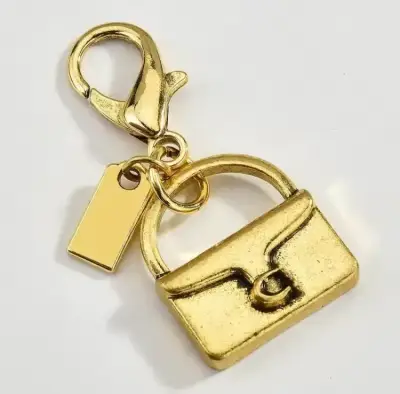 Set de llaveros y colgantes decorativos variados - miniatura 5