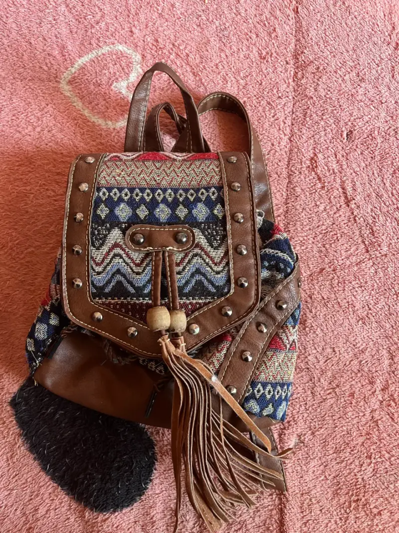 Mochila bohemia con flecos y diseño étnico