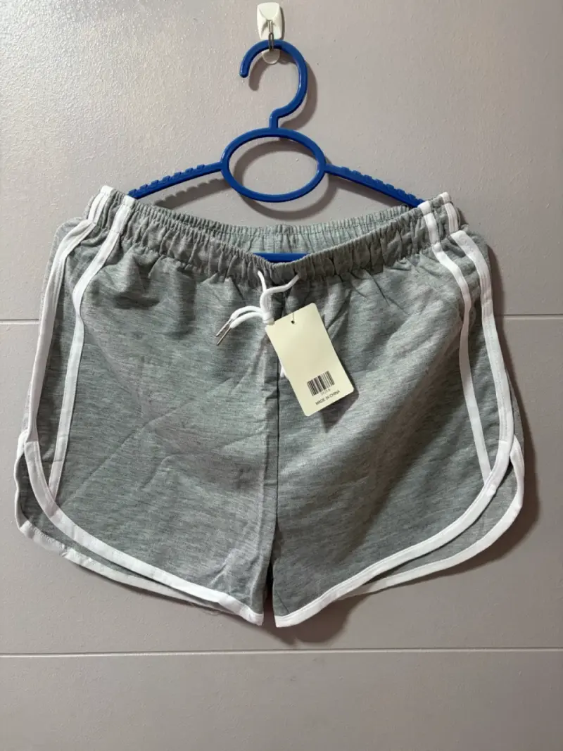 Shorts deportivos grises con franjas blancas - 1