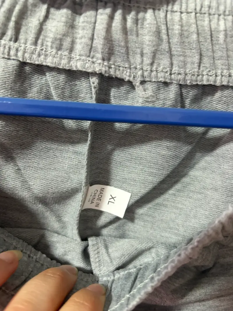 Shorts deportivos grises con franjas blancas - 2