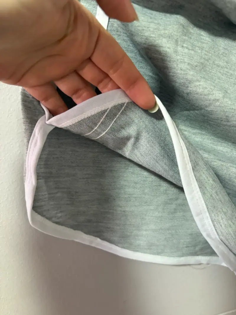 Shorts deportivos grises con franjas blancas - 3