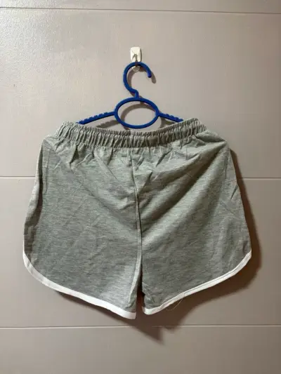Shorts deportivos grises con franjas blancas - miniatura 4