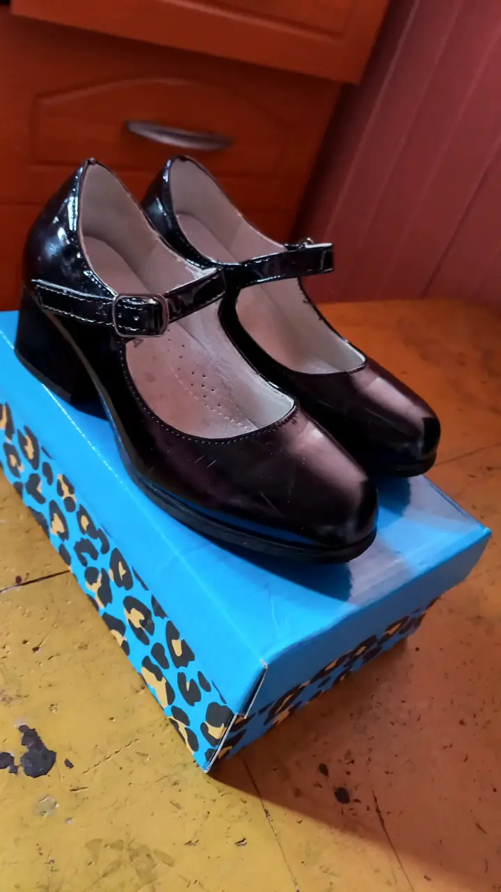 Zapatos de charol negros con tacón bajo de niña - 1