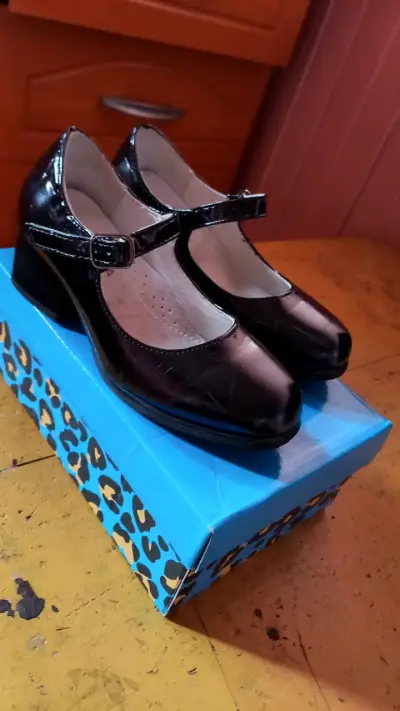 Zapatos de charol negros con tacón bajo de niña - miniatura 1