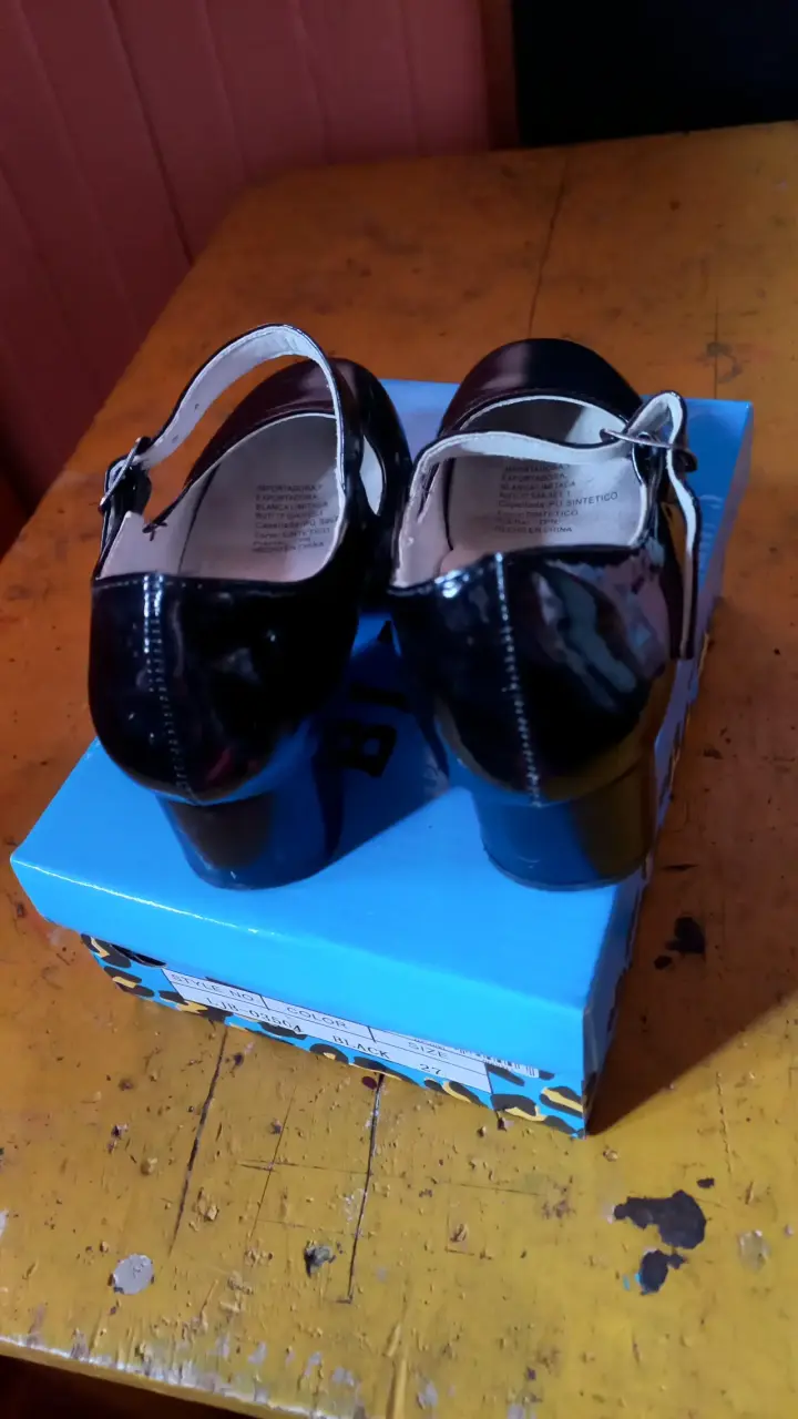 Zapatos de charol negros con tacón bajo de niña - 2