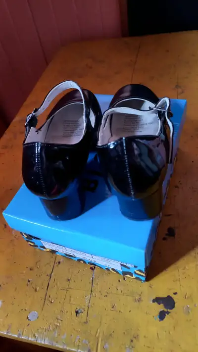Zapatos de charol negros con tacón bajo de niña - miniatura 2