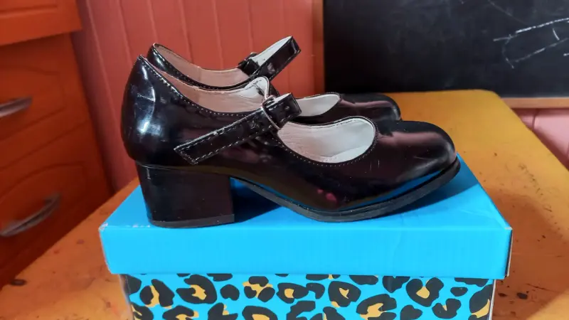 Zapatos de charol negros con tacón bajo de niña - 3