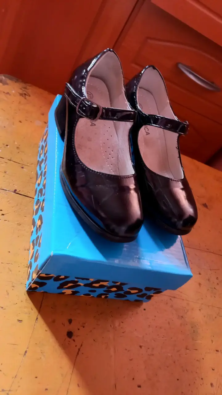 Zapatos de charol negros con tacón bajo de niña - 4