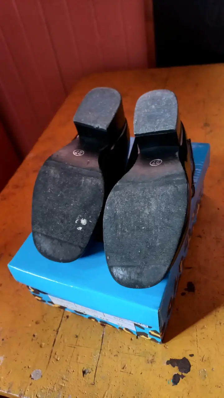 Zapatos de charol negros con tacón bajo de niña - 5