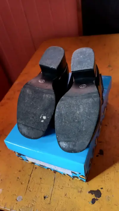 Zapatos de charol negros con tacón bajo de niña - miniatura 5