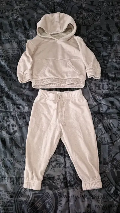 Conjunto de bebé beige con capucha - miniatura 1