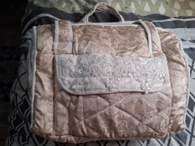 Bolso de maternidad acolchado beige con encaje - miniatura 1
