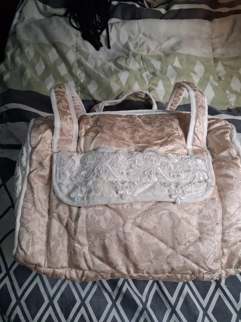 Bolso de maternidad acolchado beige con encaje - 2