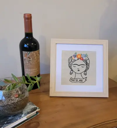 Cuadro bordado a mano / Diseño de Frida Kahlo - miniatura 1