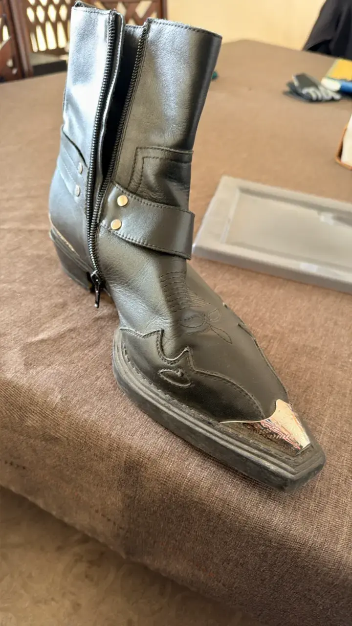 Botas vaqueras negras con detalles metálicos