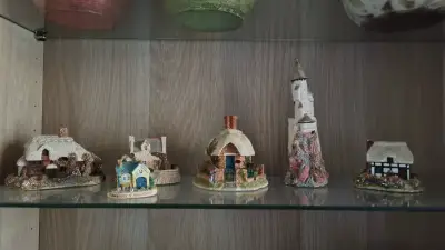 Conjunto de casas en miniatura Resina con sello - miniatura 1