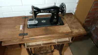 Máquina de Coser Antigua Peace con Mesa - miniatura 1