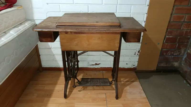 Máquina de Coser Antigua Peace con Mesa - 4