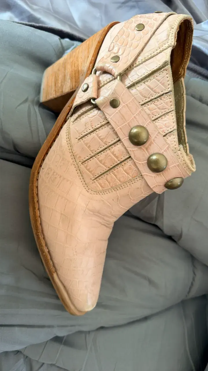 Botines de cuero rosa pálido con tacón de madera