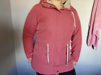 Abrigo de invierno rosado con capucha - miniatura 2