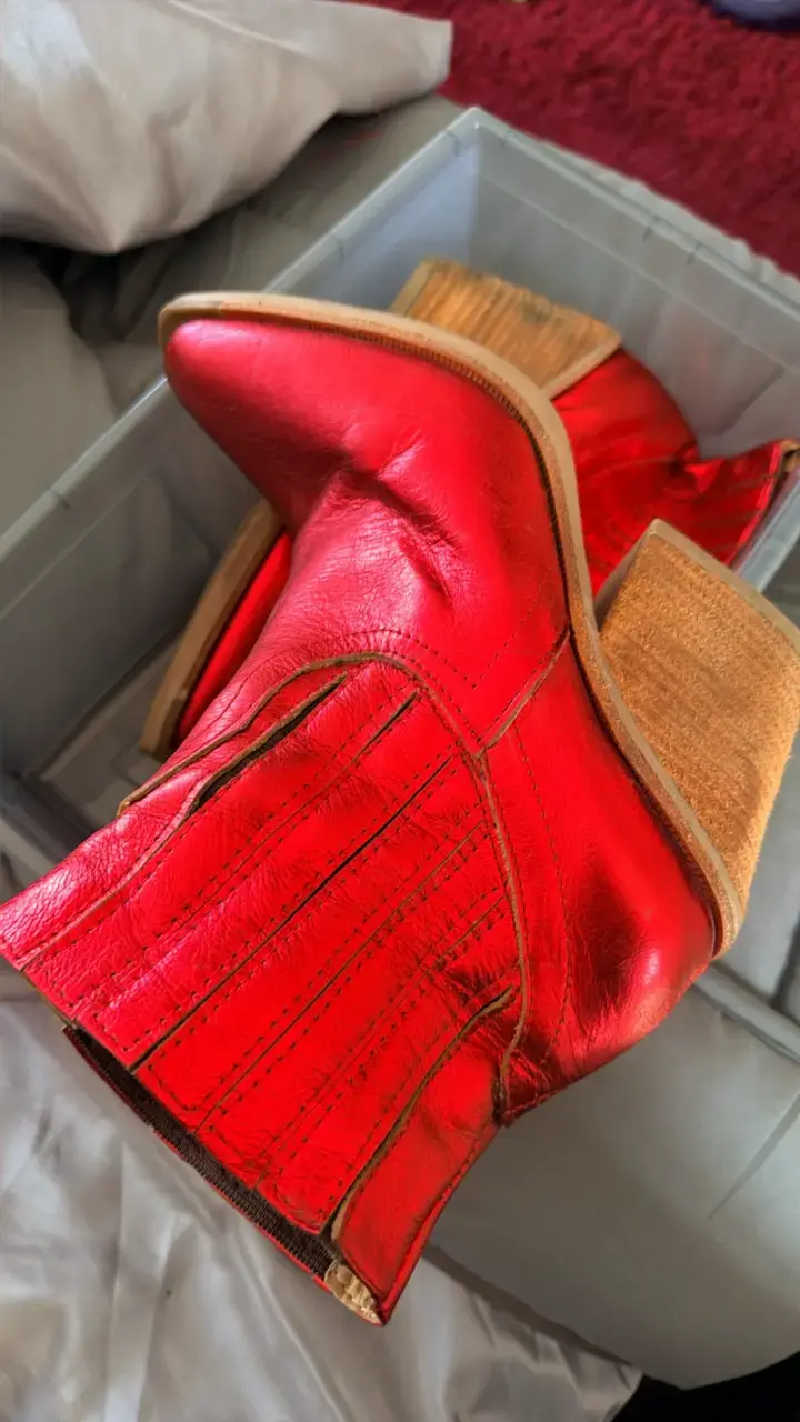 Botines rojos de cuero con tacón ancho