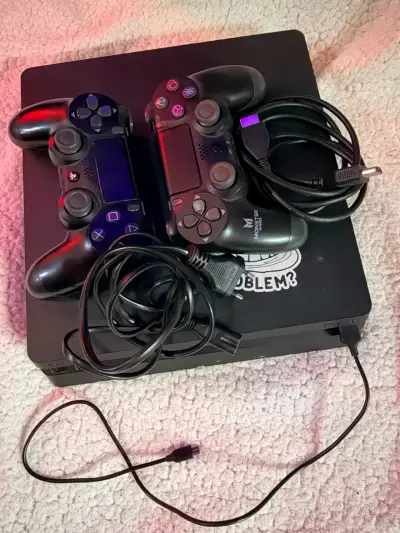 Consola Sony PS4 con 2 controles y juegos - miniatura 3