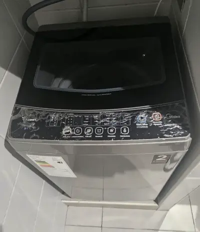 Lavadora automática Midea 9kg en buen estado - miniatura 1