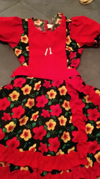 Vestido de niña con flores y volantes - miniatura 1